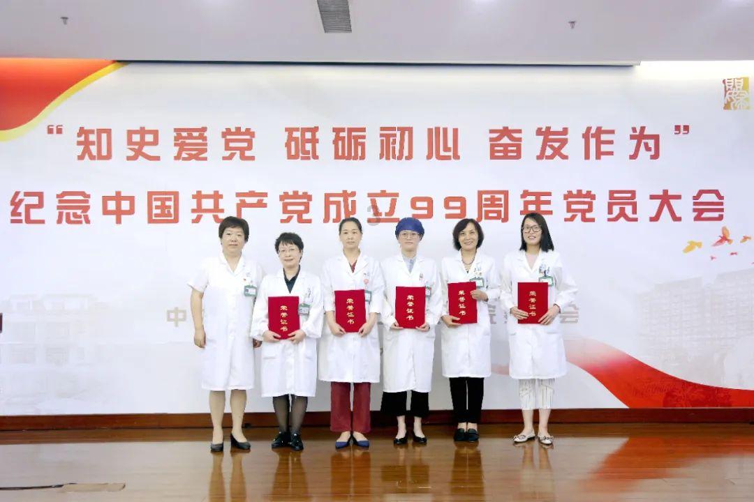 逃离昏暗下的小村